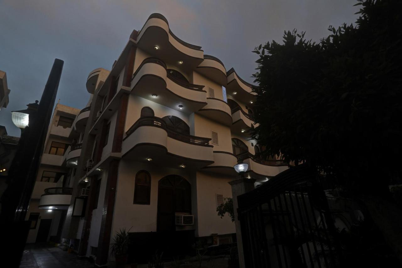 ホテル Townhouse The Premier View Near Iskcon Temple ノイダ エクステリア 写真