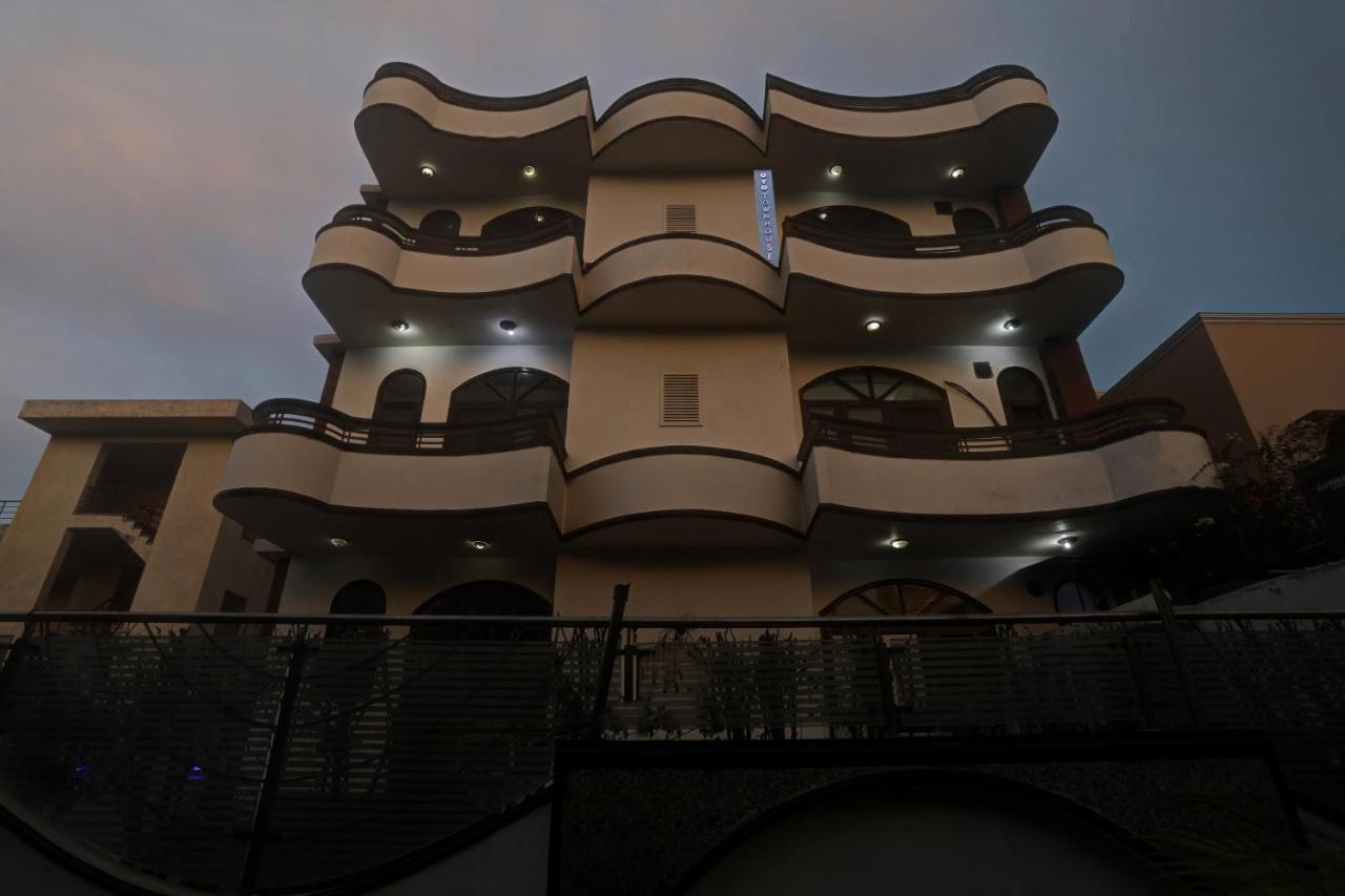 ホテル Townhouse The Premier View Near Iskcon Temple ノイダ エクステリア 写真