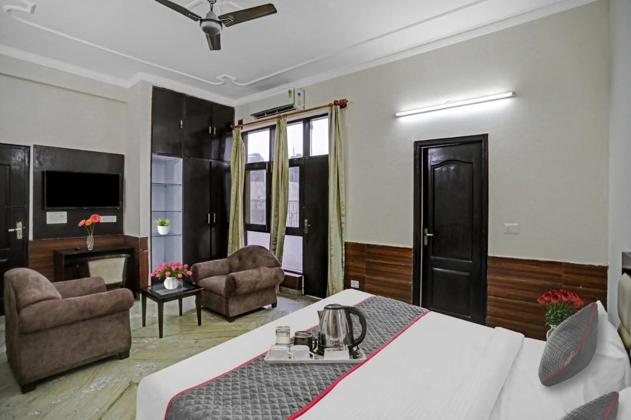ホテル Townhouse The Premier View Near Iskcon Temple ノイダ エクステリア 写真
