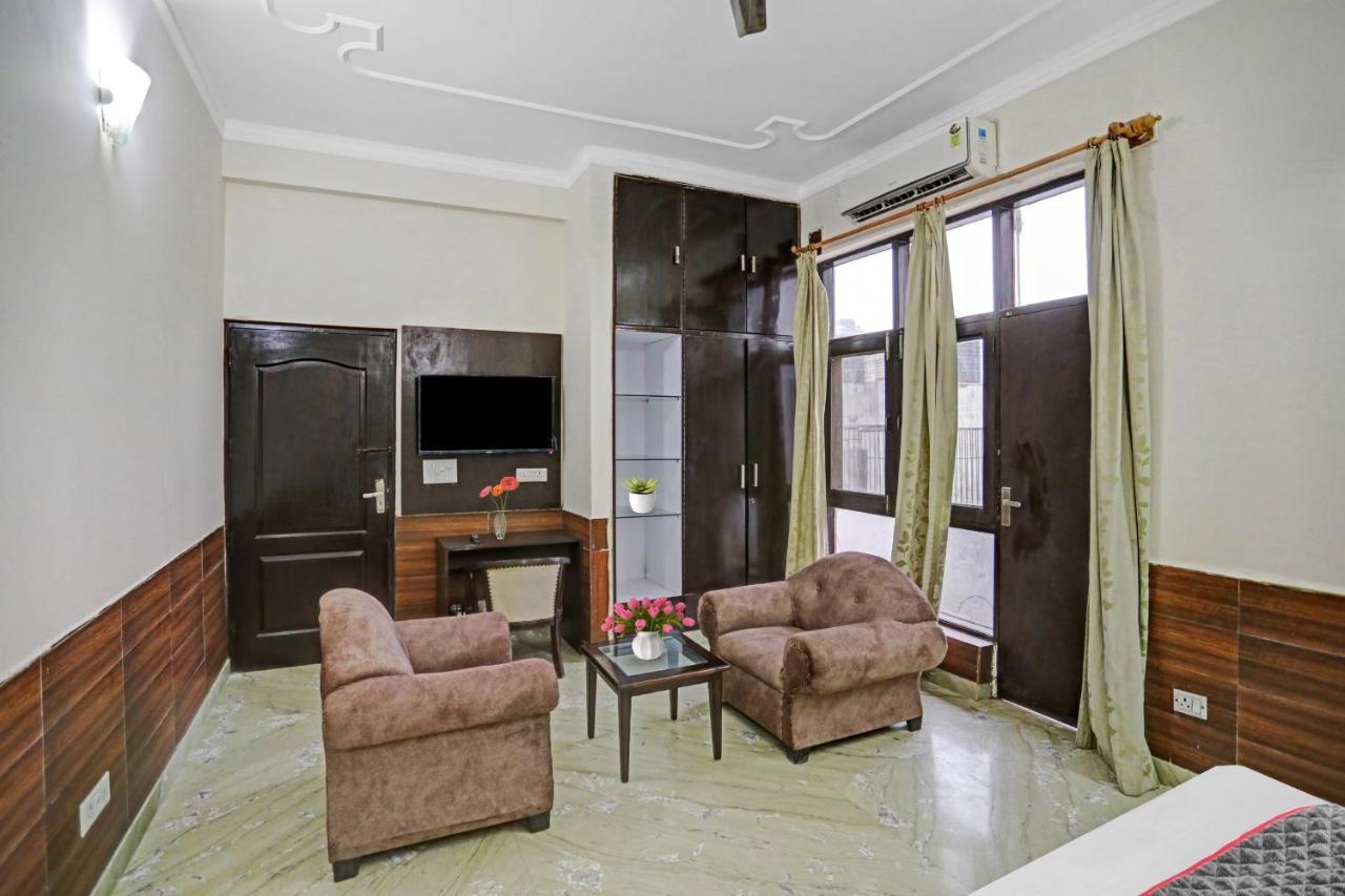 ホテル Townhouse The Premier View Near Iskcon Temple ノイダ エクステリア 写真