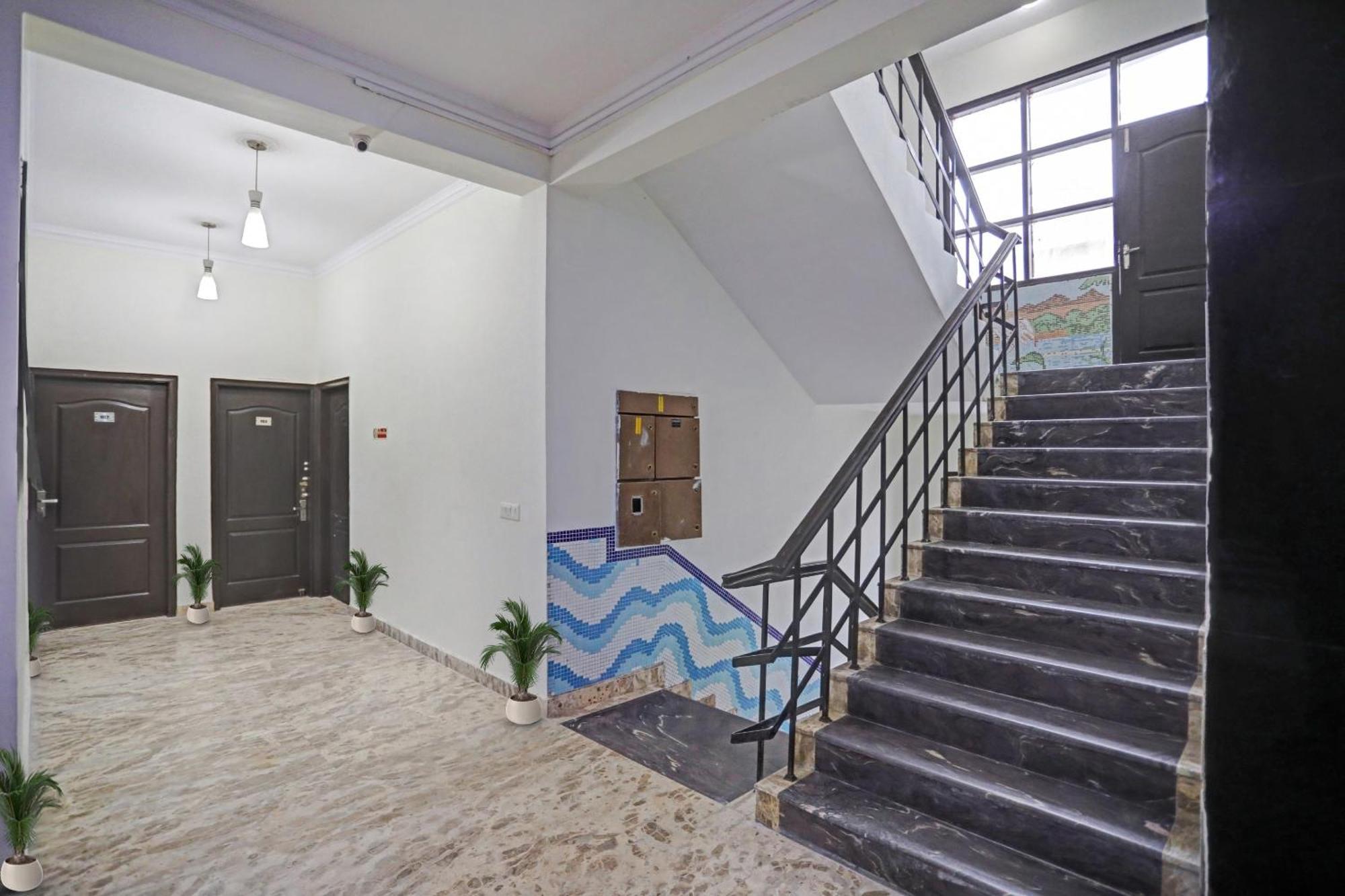 ホテル Townhouse The Premier View Near Iskcon Temple ノイダ エクステリア 写真