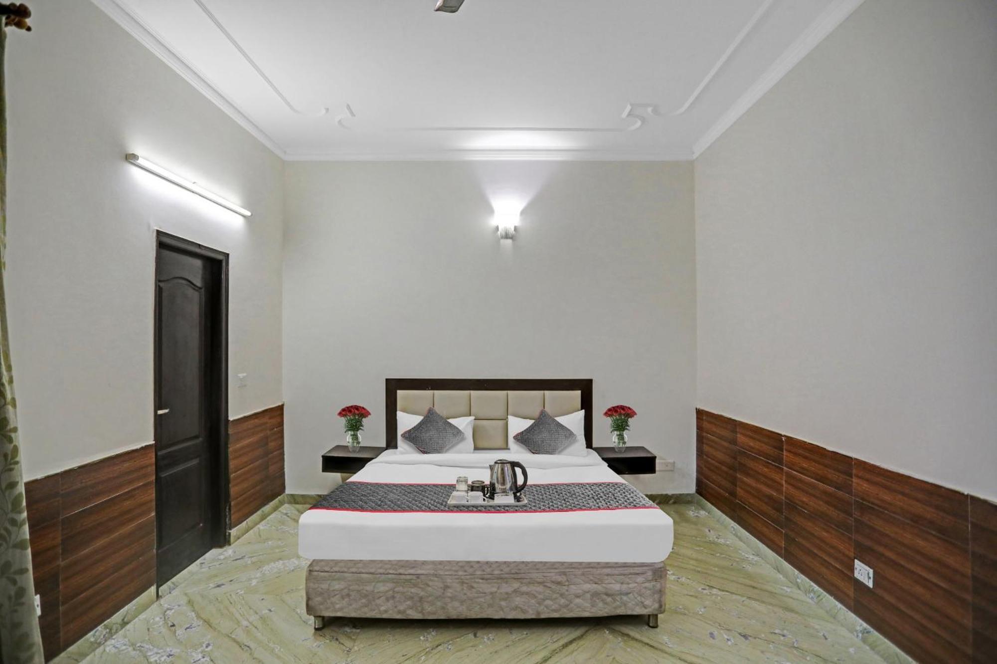 ホテル Townhouse The Premier View Near Iskcon Temple ノイダ エクステリア 写真