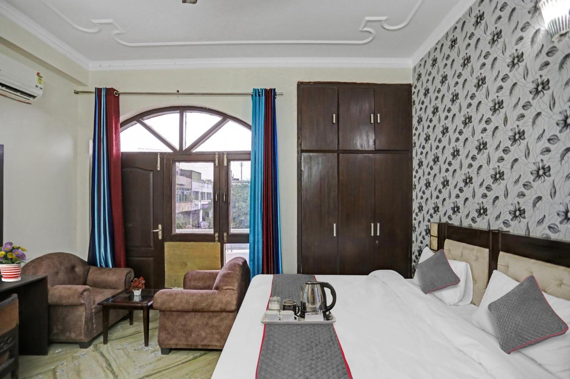 ホテル Townhouse The Premier View Near Iskcon Temple ノイダ エクステリア 写真