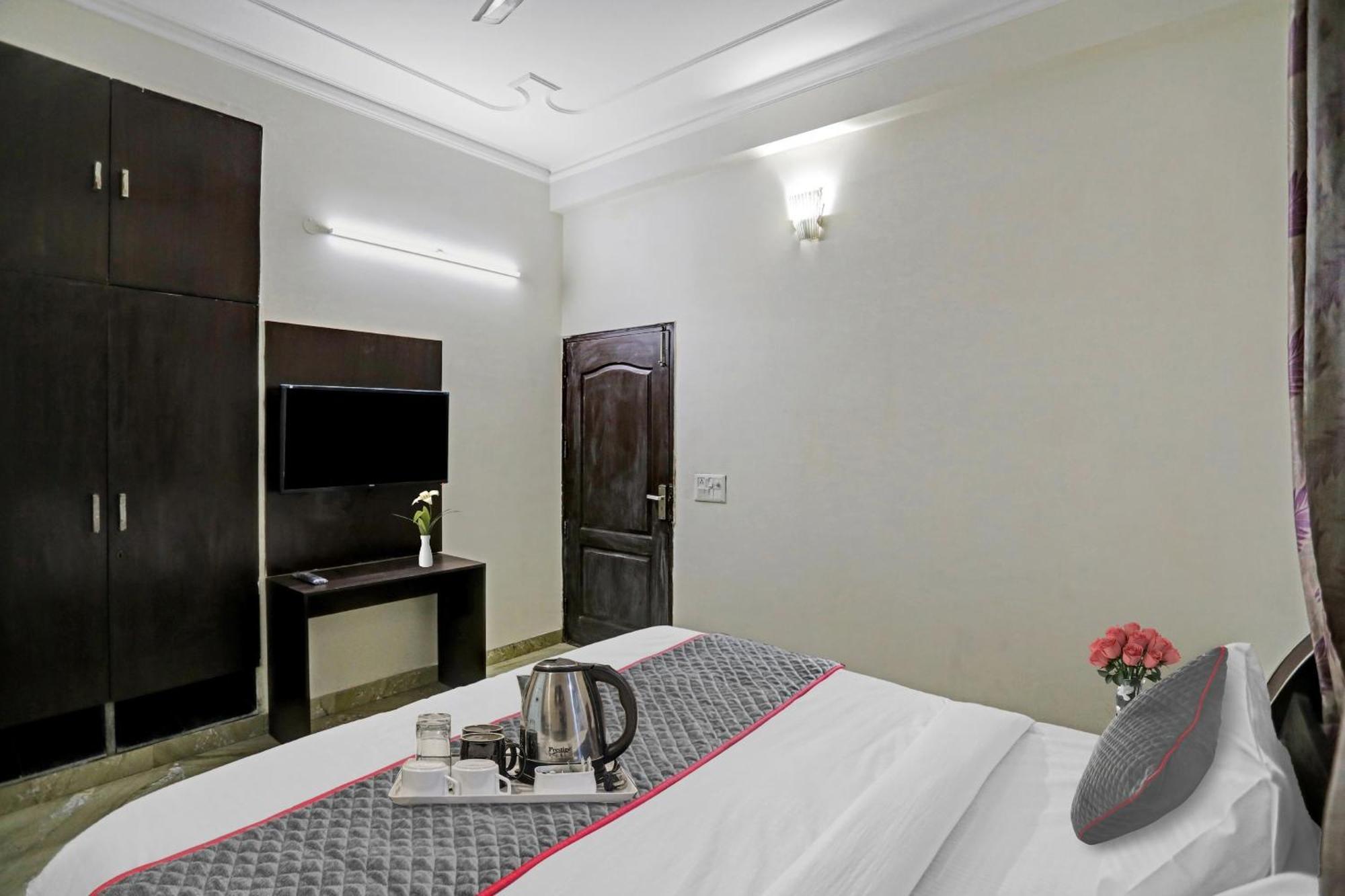 ホテル Townhouse The Premier View Near Iskcon Temple ノイダ エクステリア 写真