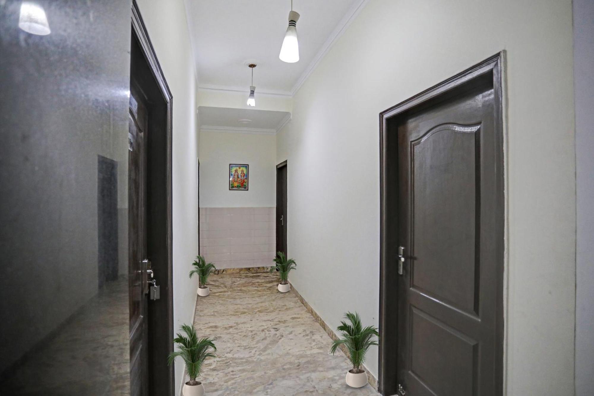 ホテル Townhouse The Premier View Near Iskcon Temple ノイダ エクステリア 写真