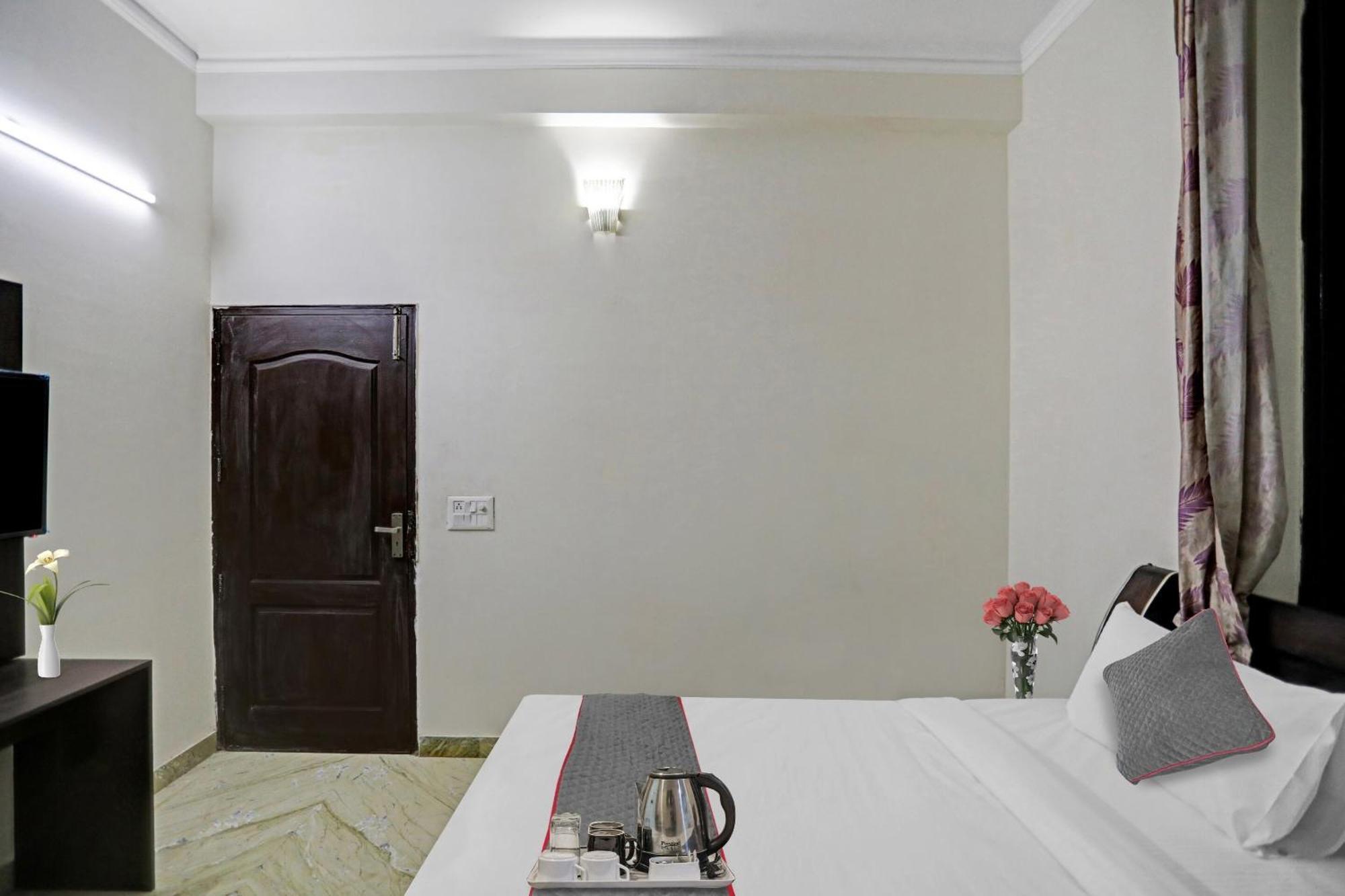 ホテル Townhouse The Premier View Near Iskcon Temple ノイダ エクステリア 写真
