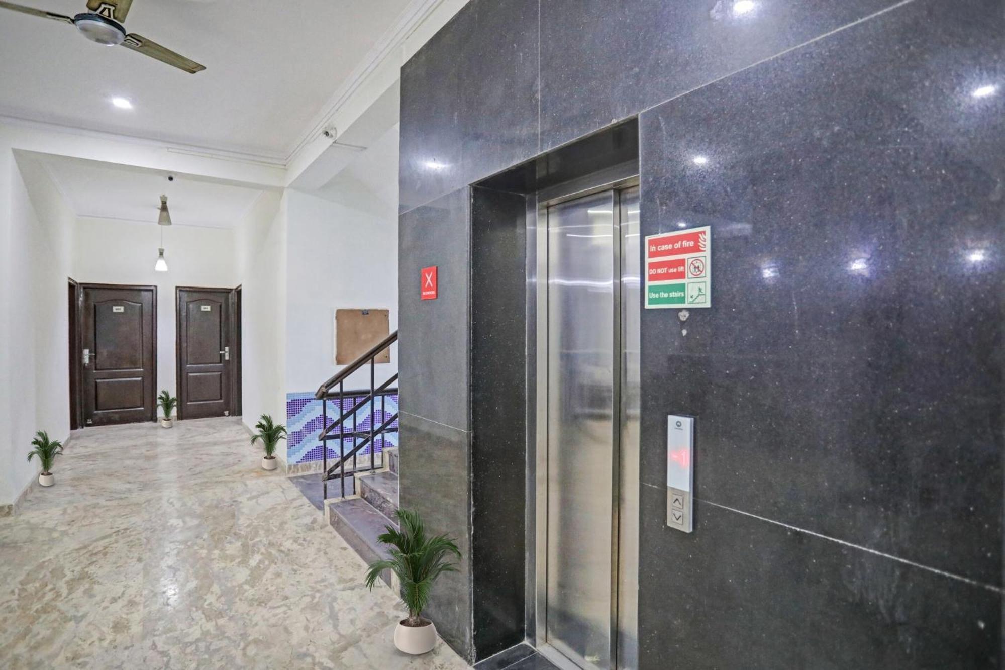 ホテル Townhouse The Premier View Near Iskcon Temple ノイダ エクステリア 写真